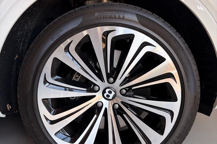 undefined Bentley Bentayga fra 2021