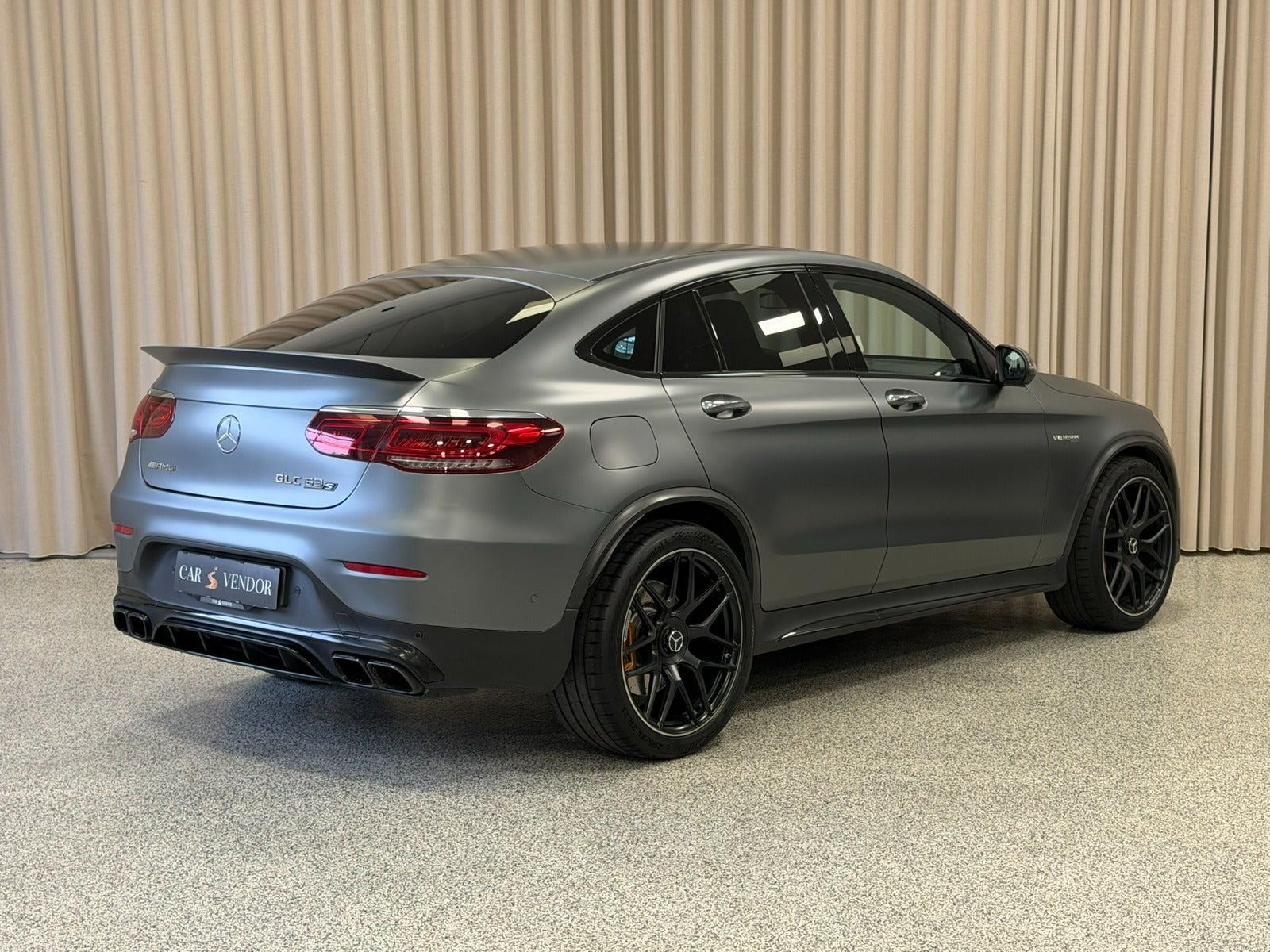 Grå Mercedes GLC63 fra 2019
