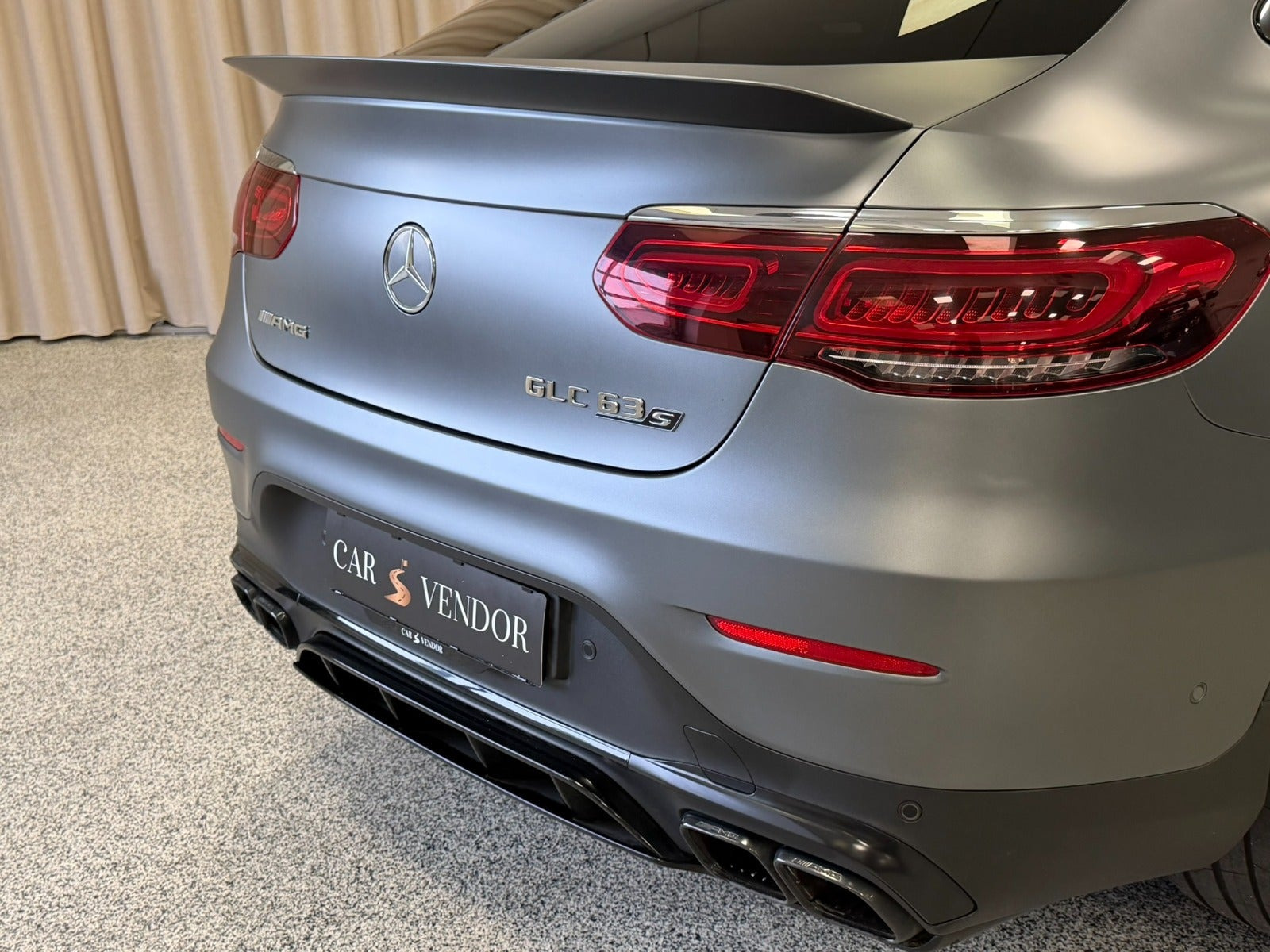 Grå Mercedes GLC63 fra 2019