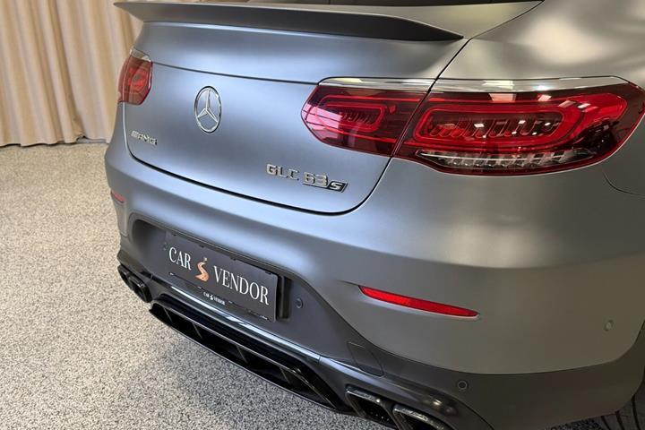 Grå Mercedes GLC63 fra 2019