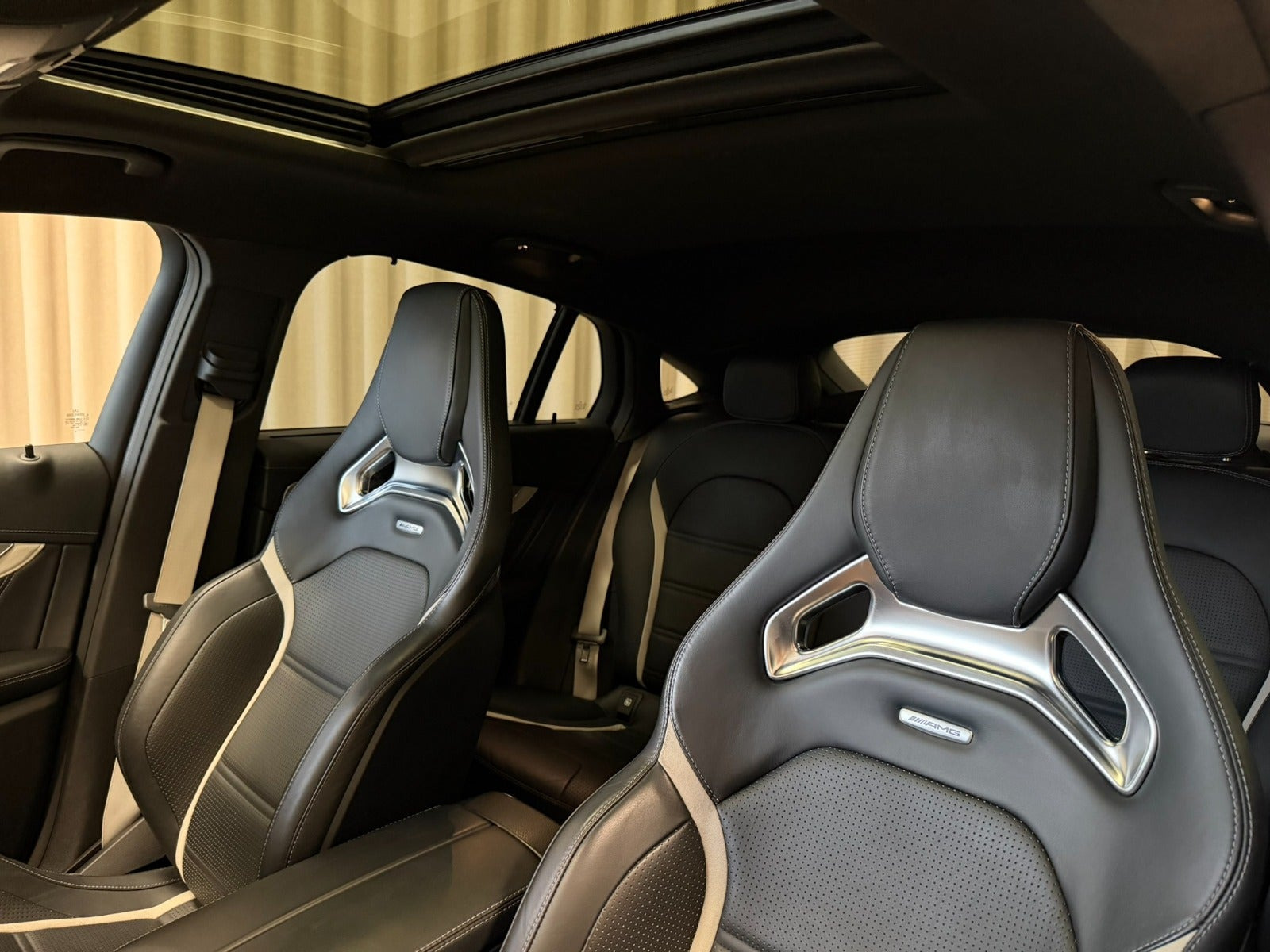 Grå Mercedes GLC63 fra 2019