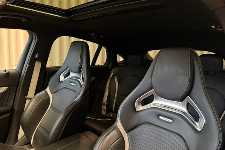 Grå Mercedes GLC63 fra 2019