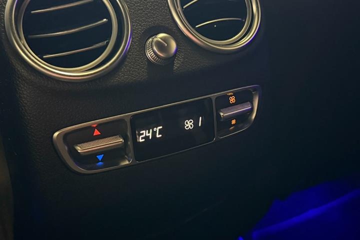Grå Mercedes GLC63 fra 2019