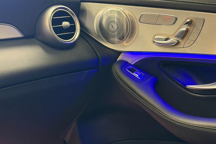 Grå Mercedes GLC63 fra 2019