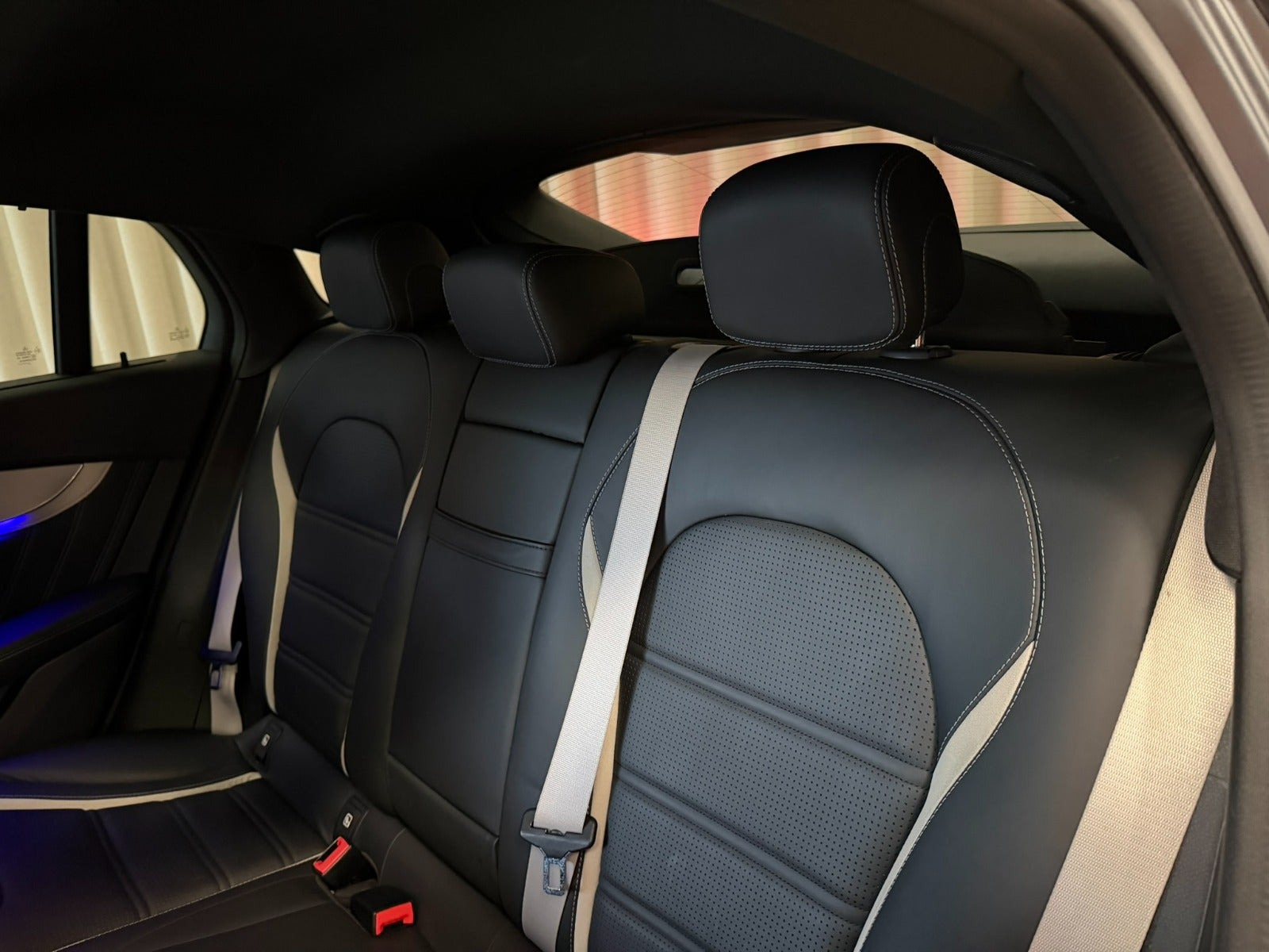 Grå Mercedes GLC63 fra 2019