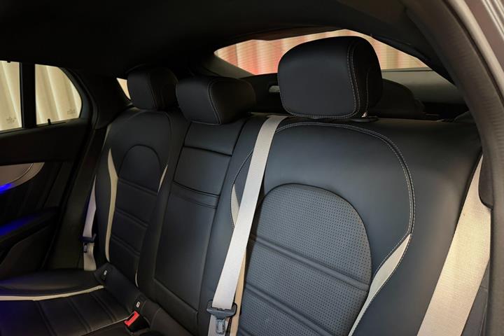 Grå Mercedes GLC63 fra 2019