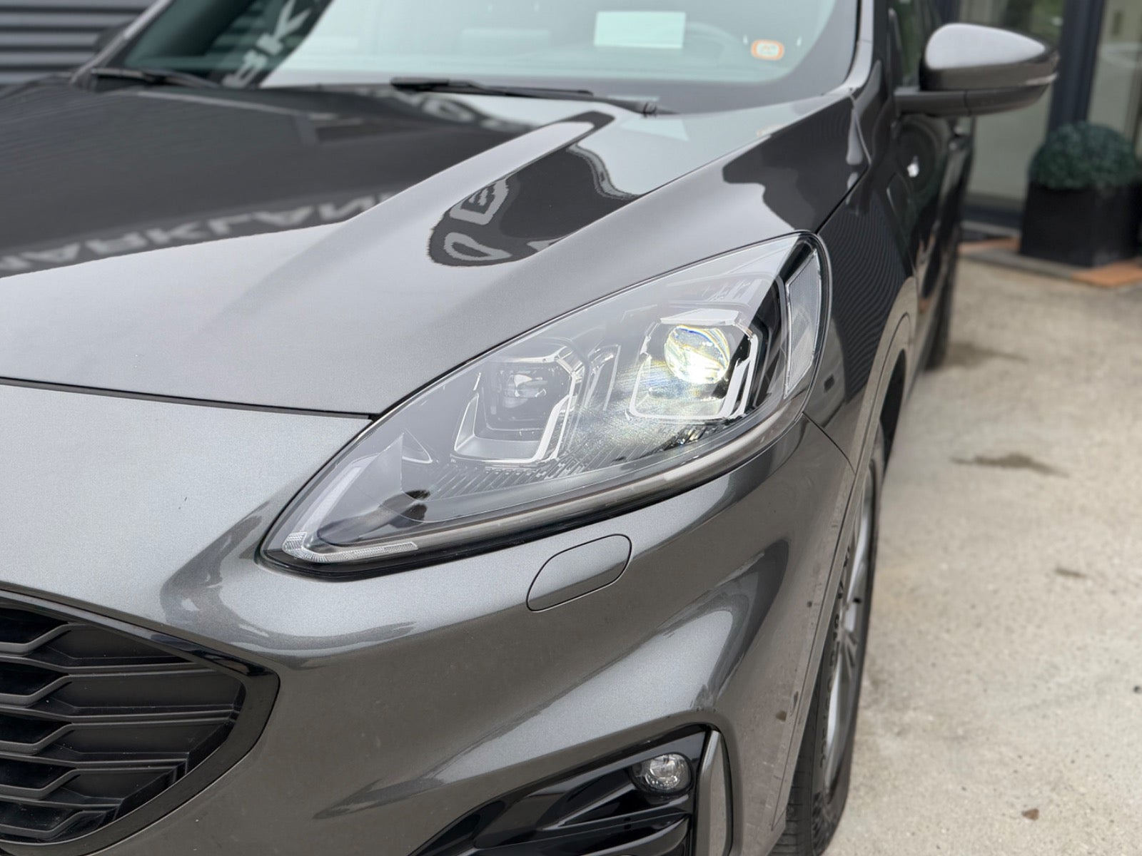 Grå Ford Kuga fra 2020