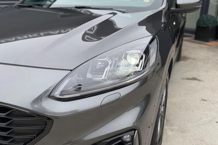 Grå Ford Kuga fra 2020