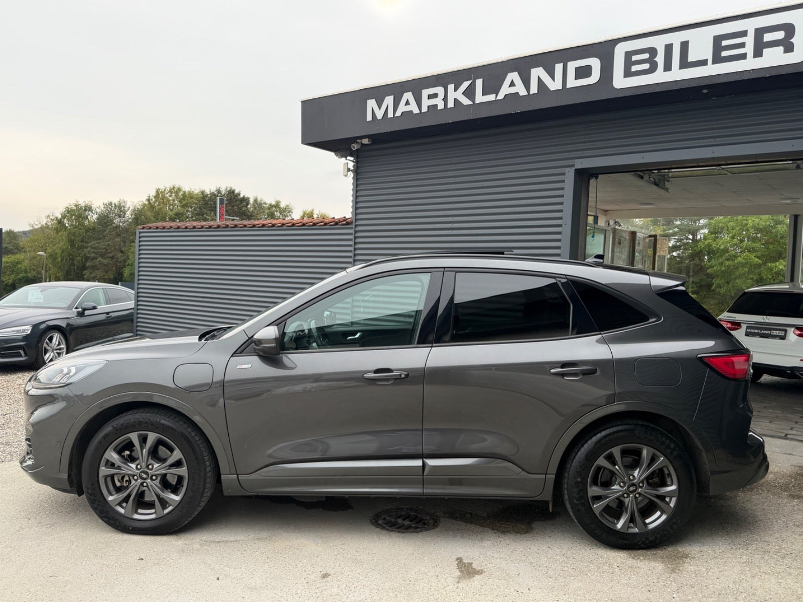 Grå Ford Kuga fra 2020