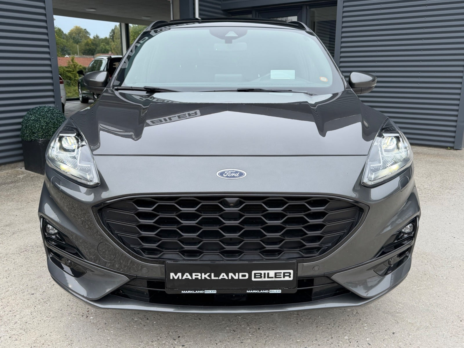 Grå Ford Kuga fra 2020