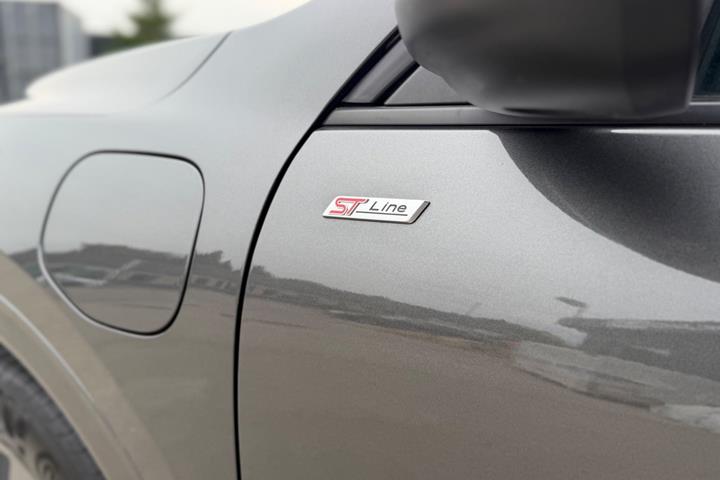 Grå Ford Kuga fra 2020