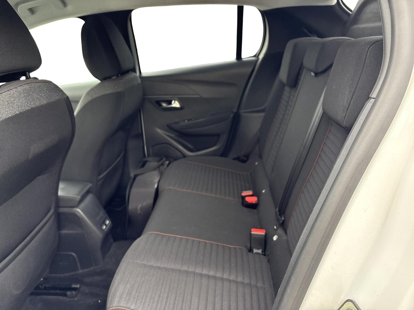 Hvid Peugeot e-208 fra 2021