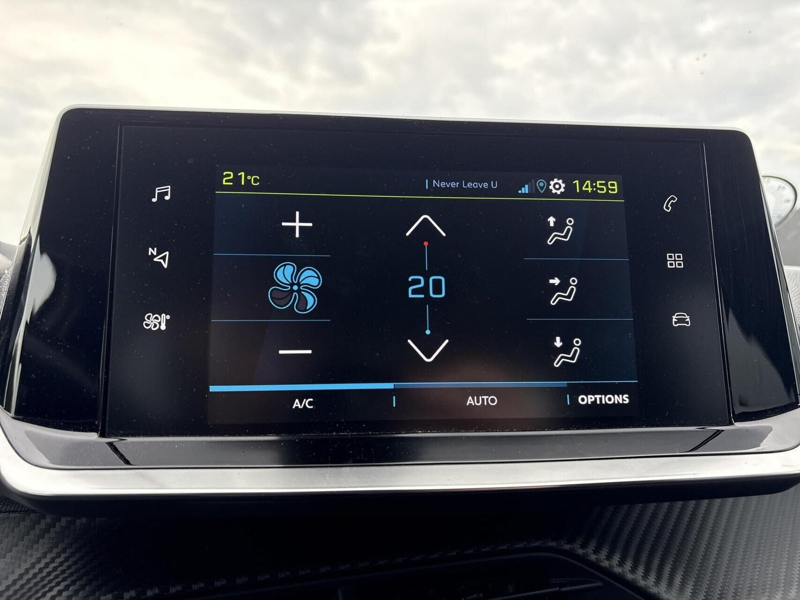 Hvid Peugeot e-208 fra 2021
