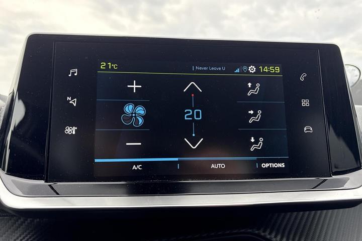 Hvid Peugeot e-208 fra 2021