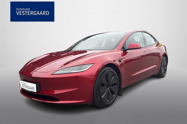 Rød Tesla Model 3 fra 2024