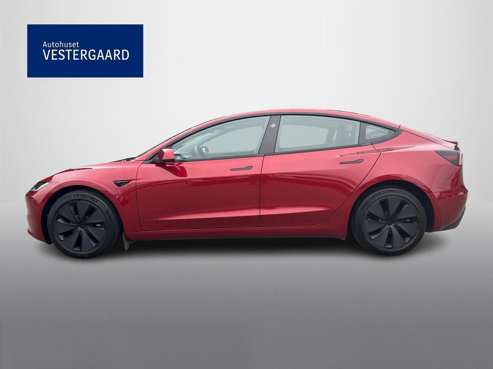 Rød Tesla Model 3 fra 2024