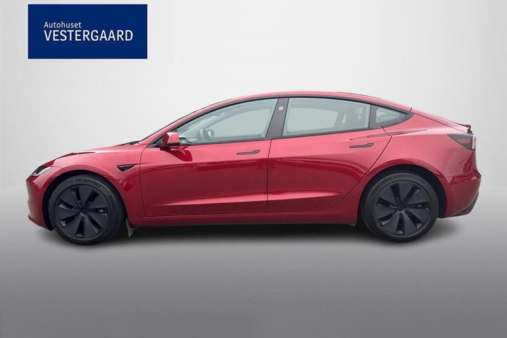 Rød Tesla Model 3 fra 2024