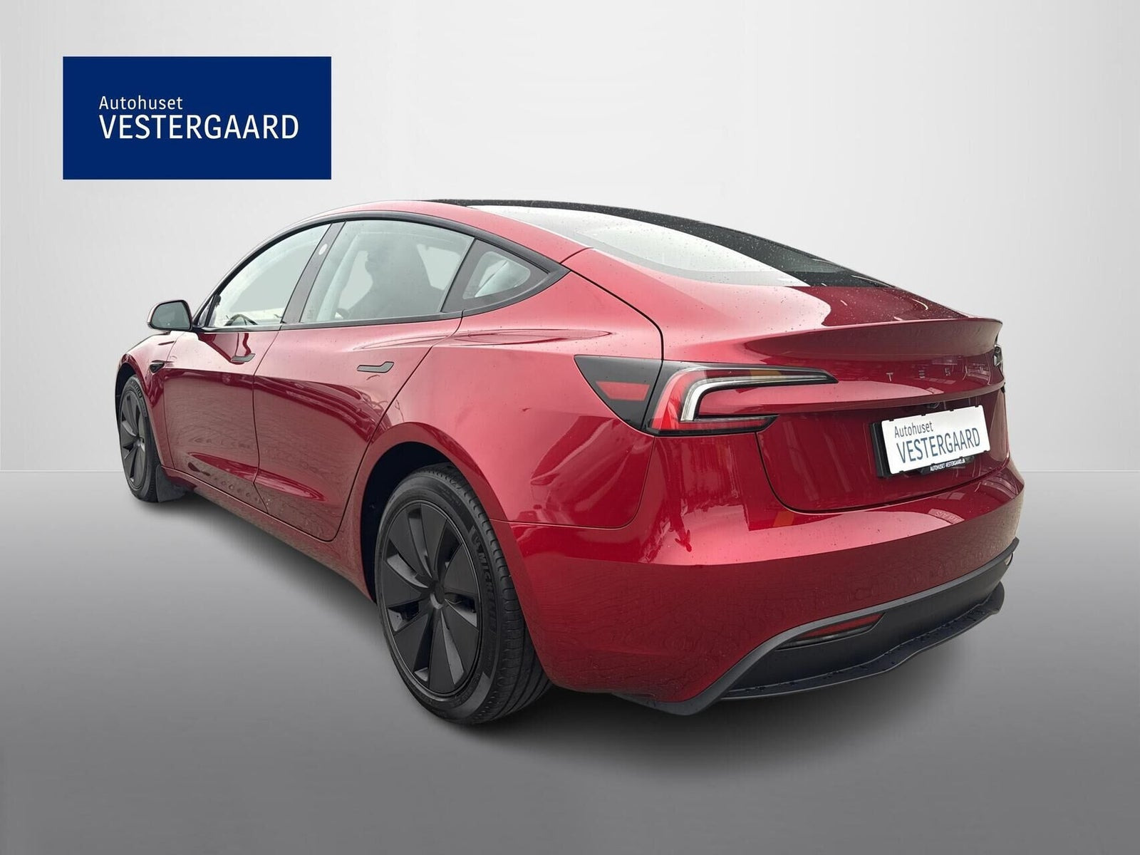 Rød Tesla Model 3 fra 2024