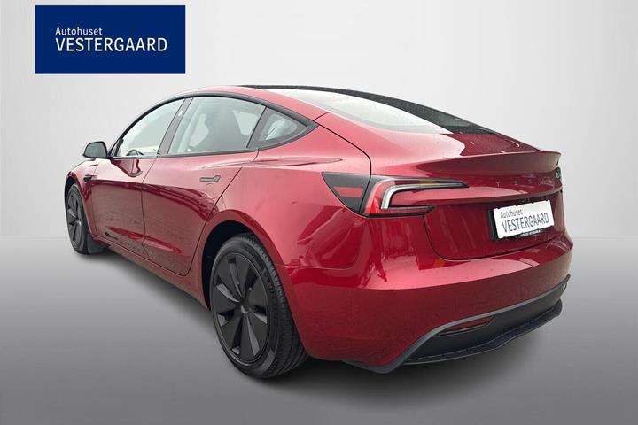 Rød Tesla Model 3 fra 2024