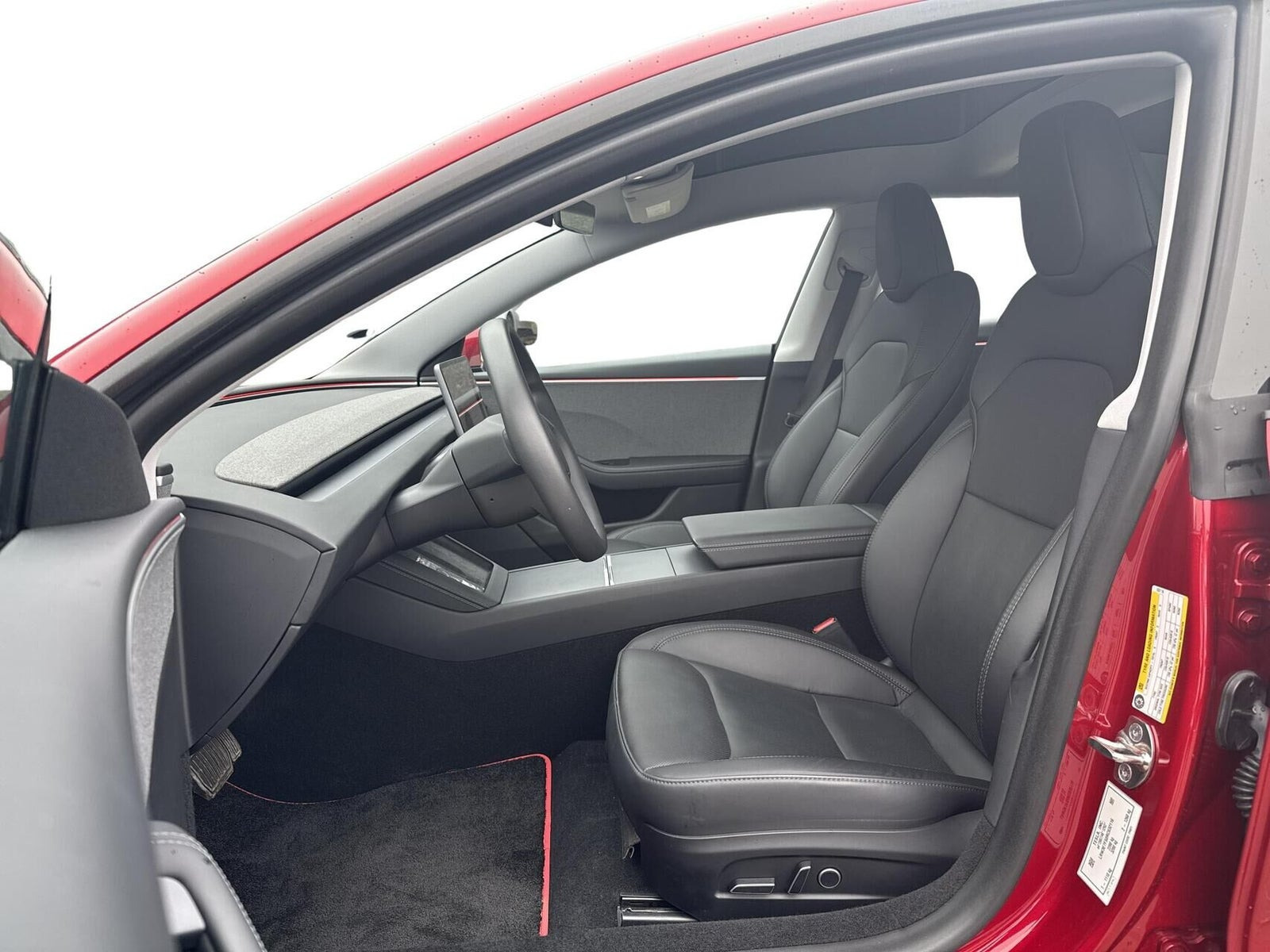 Rød Tesla Model 3 fra 2024