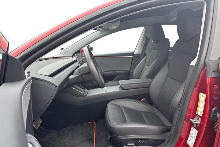 Rød Tesla Model 3 fra 2024