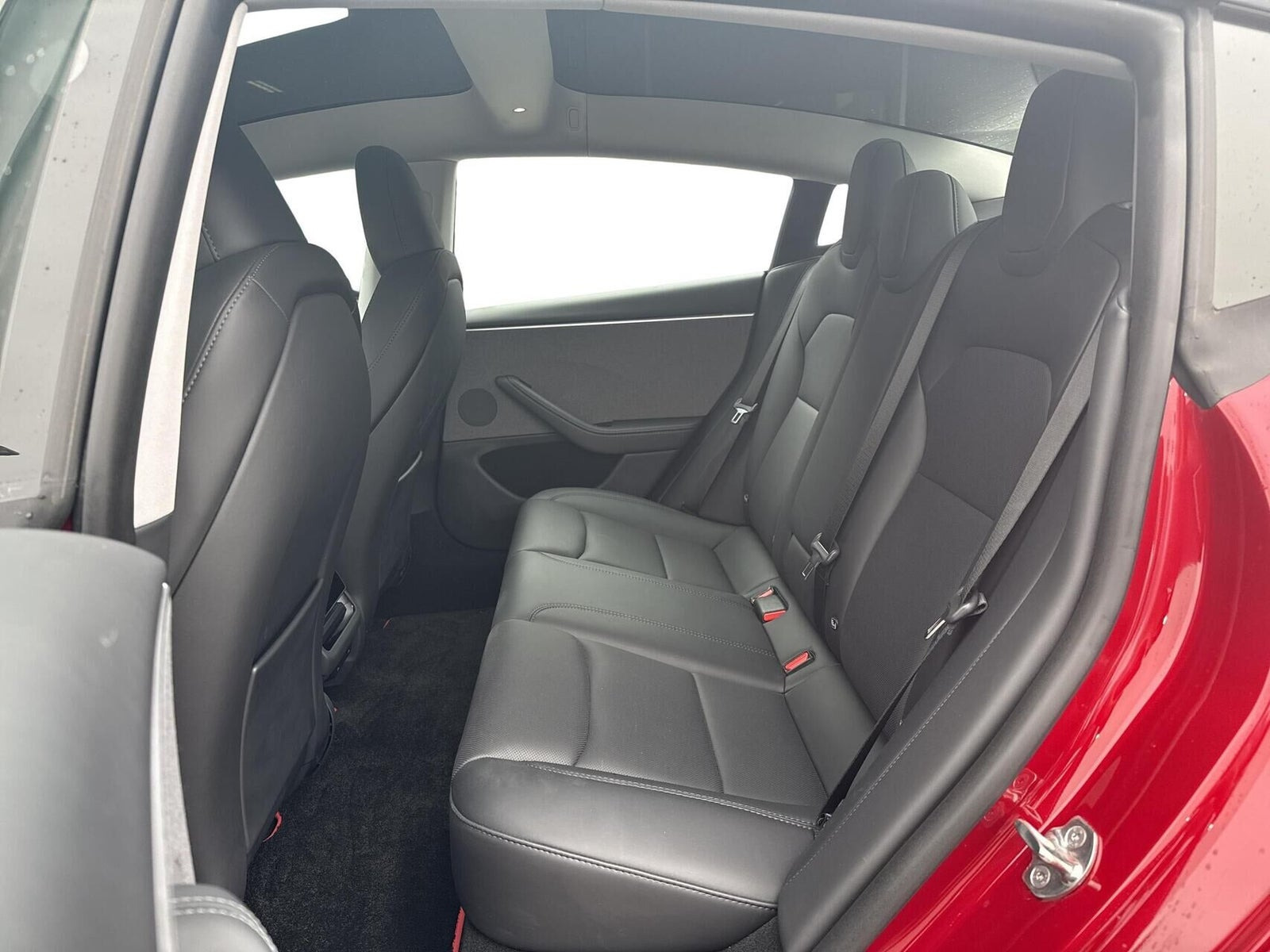 Rød Tesla Model 3 fra 2024