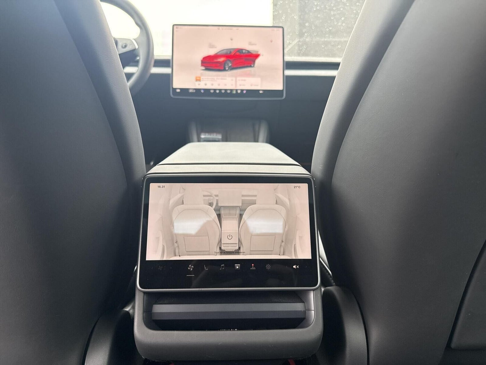 Rød Tesla Model 3 fra 2024