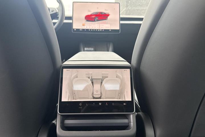 Rød Tesla Model 3 fra 2024