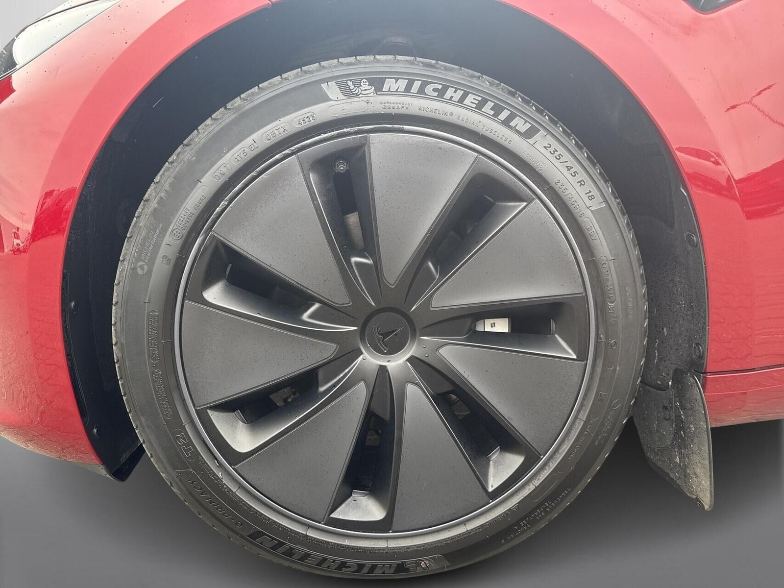 Rød Tesla Model 3 fra 2024