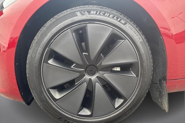 Rød Tesla Model 3 fra 2024