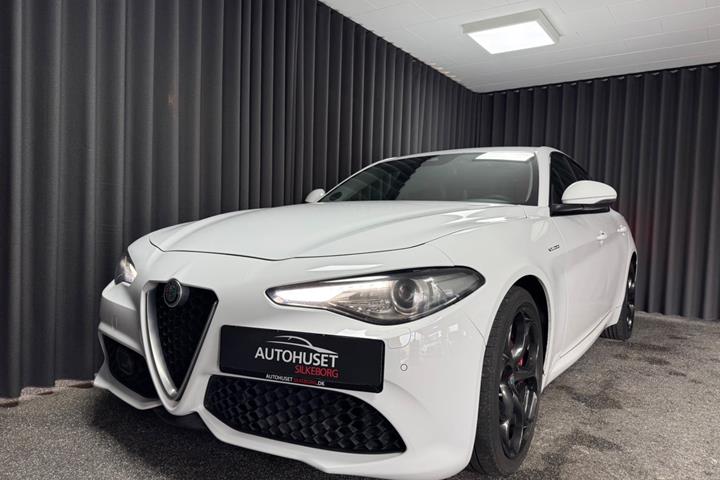 Rød Alfa Romeo Giulia fra 2017