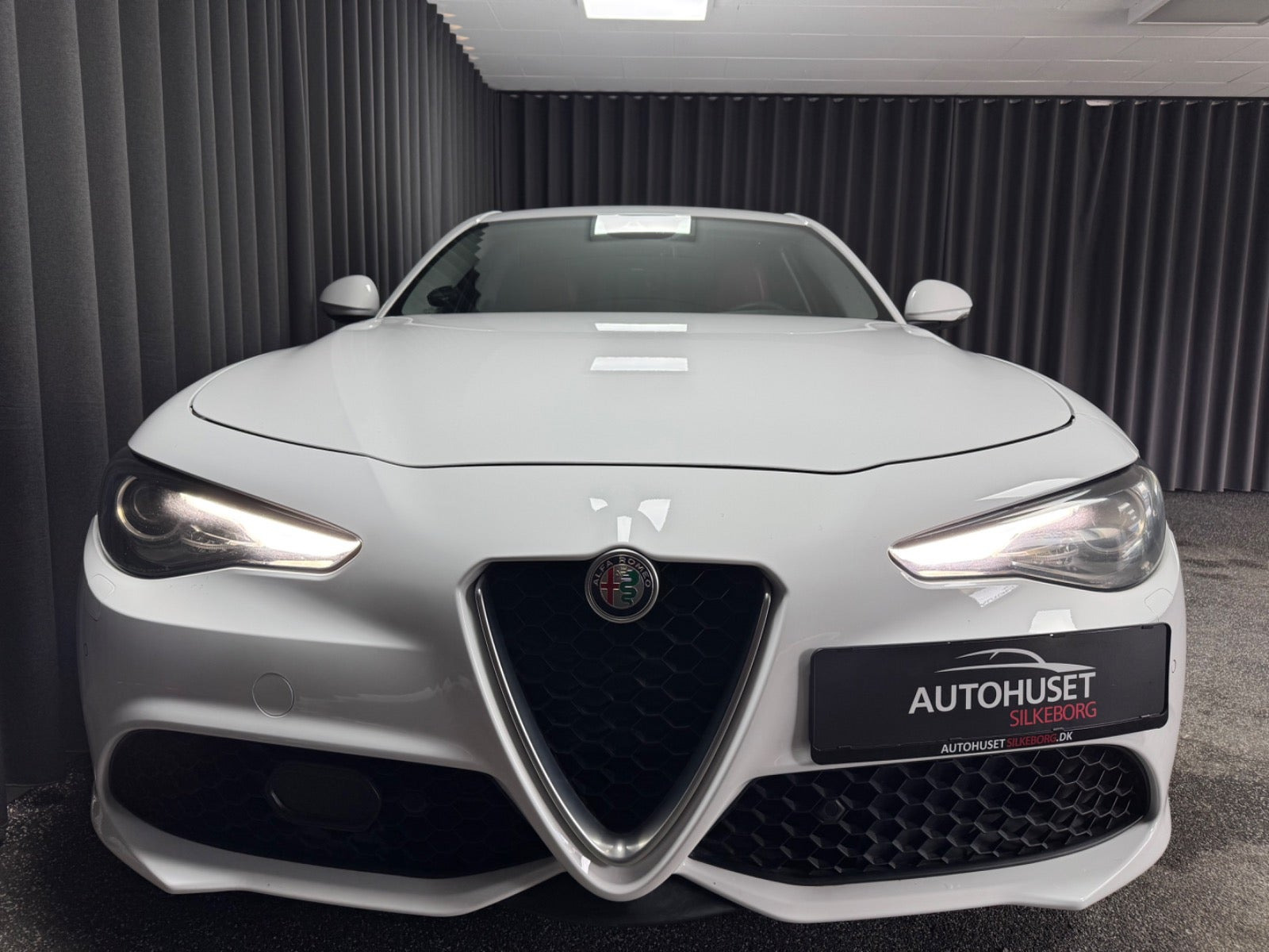 Rød Alfa Romeo Giulia fra 2017