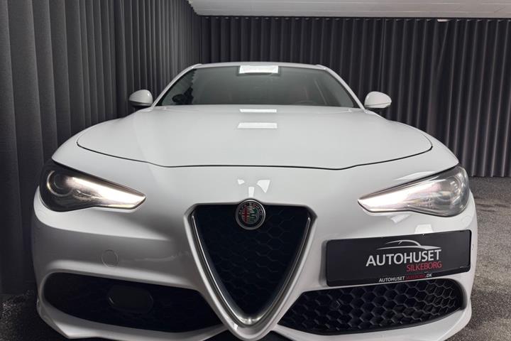 Rød Alfa Romeo Giulia fra 2017