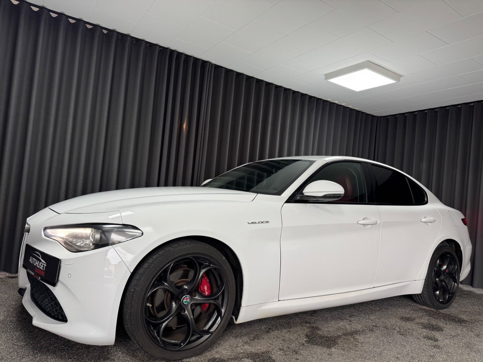 Rød Alfa Romeo Giulia fra 2017