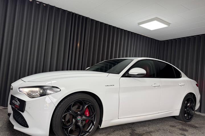 Rød Alfa Romeo Giulia fra 2017