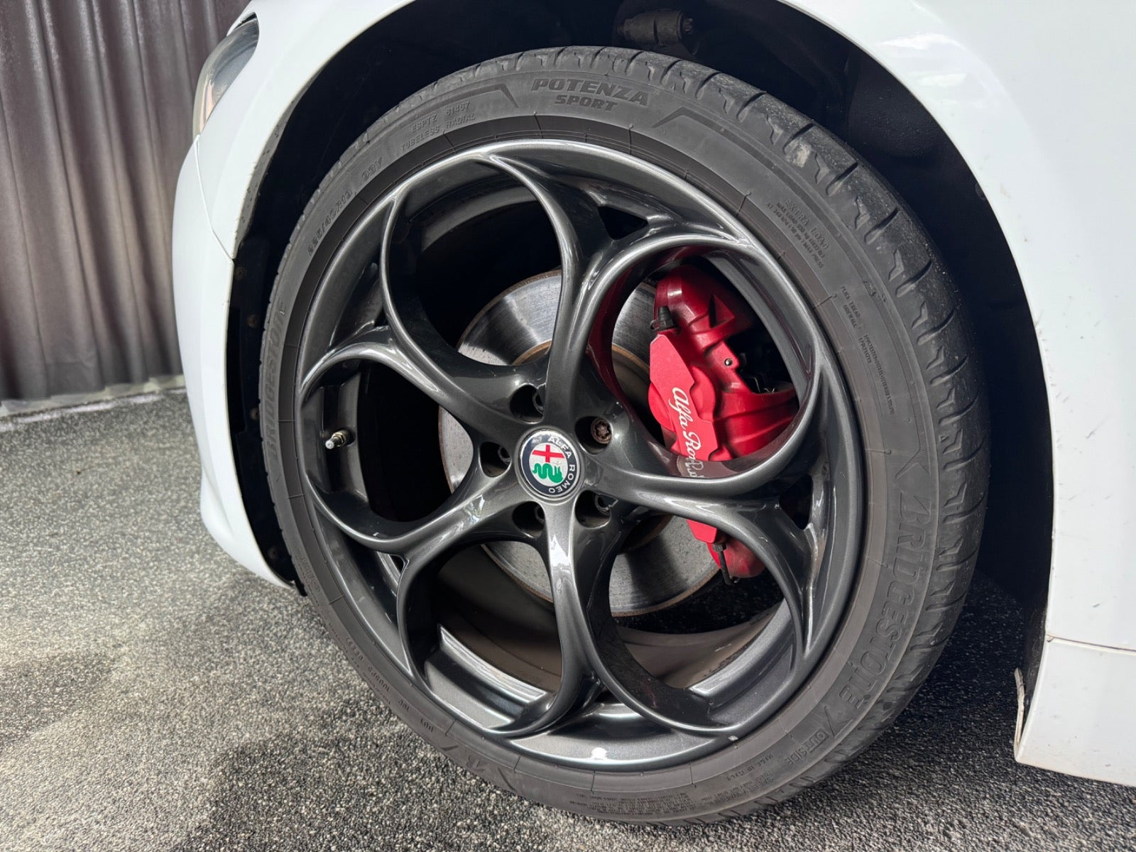 Rød Alfa Romeo Giulia fra 2017