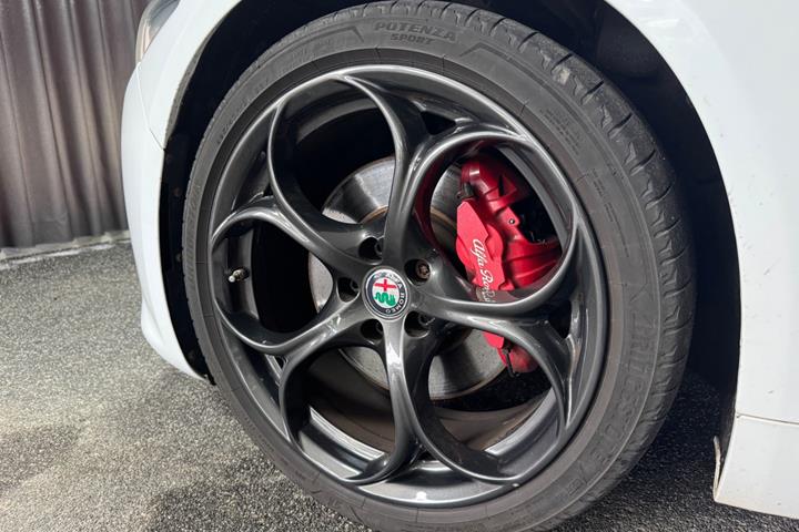 Rød Alfa Romeo Giulia fra 2017