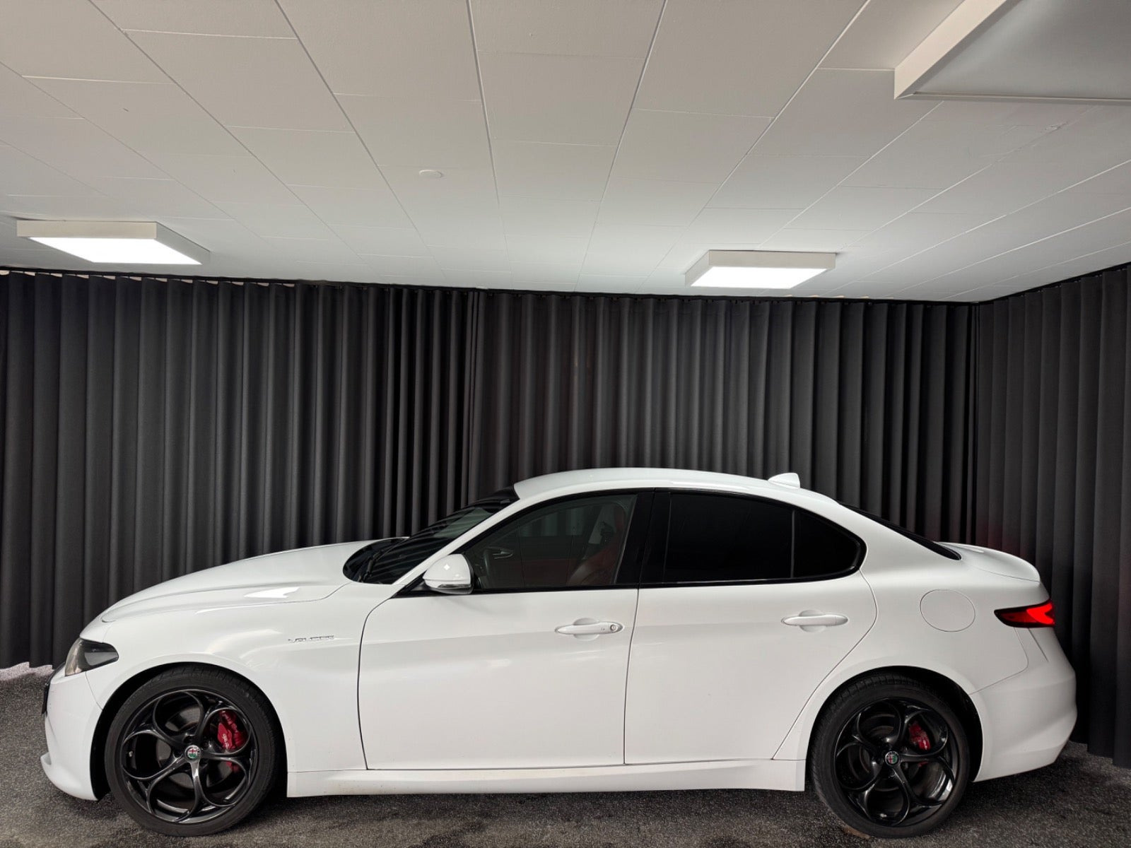 Rød Alfa Romeo Giulia fra 2017