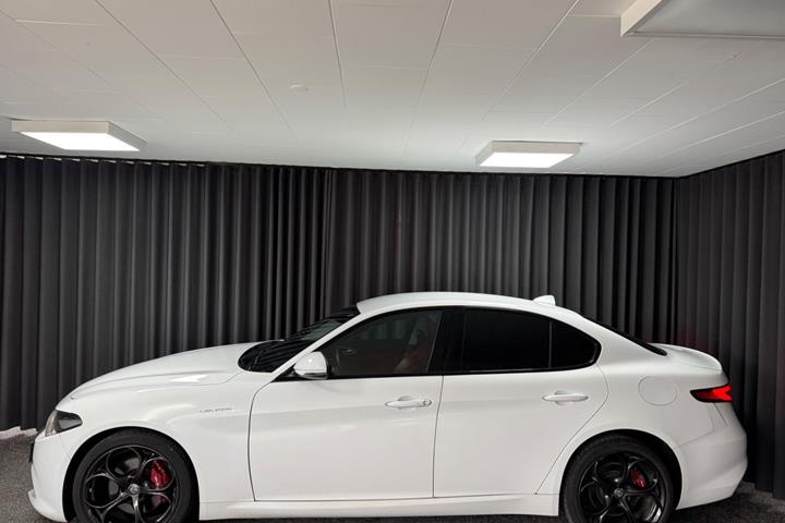 Rød Alfa Romeo Giulia fra 2017