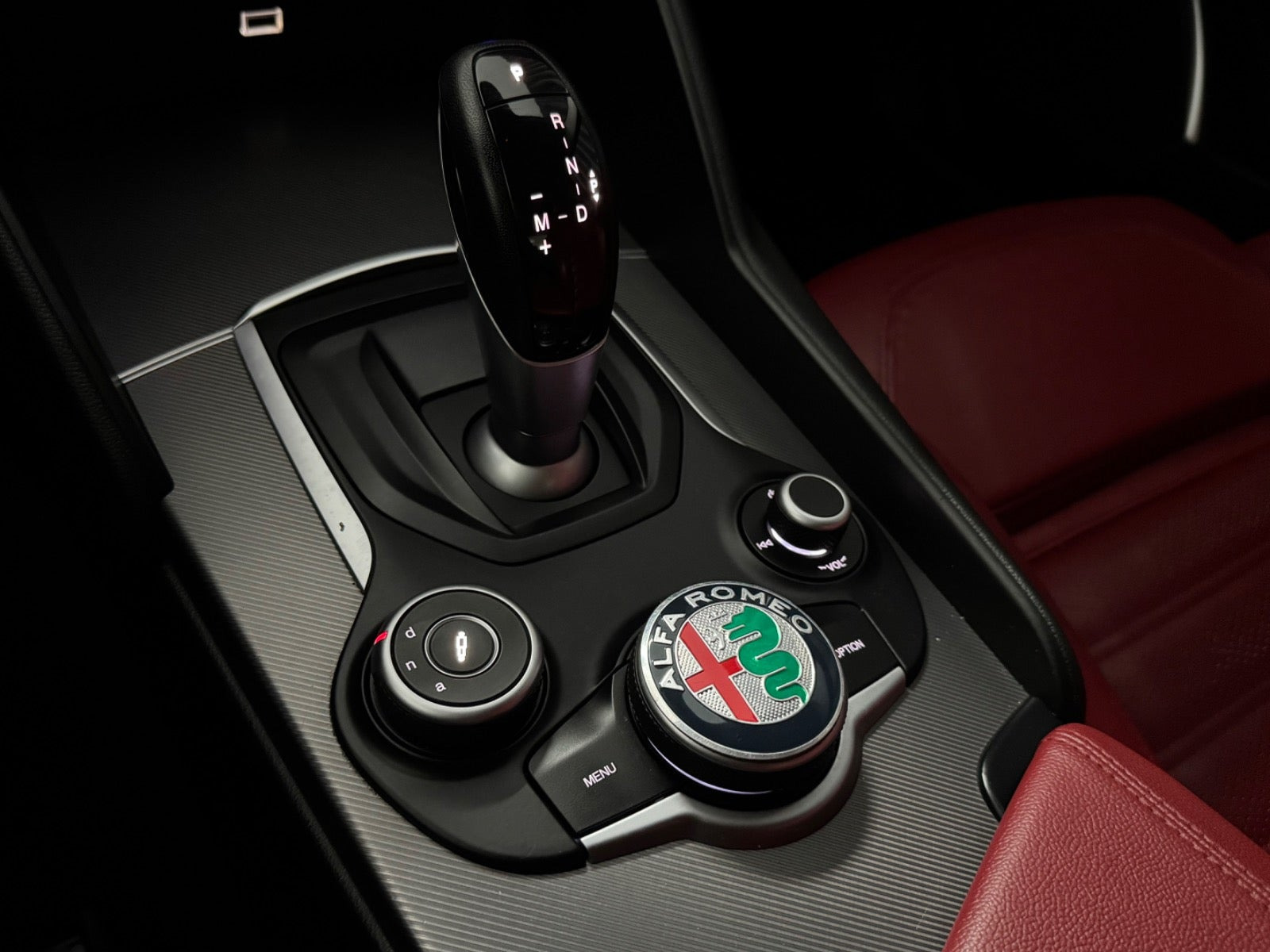 Rød Alfa Romeo Giulia fra 2017