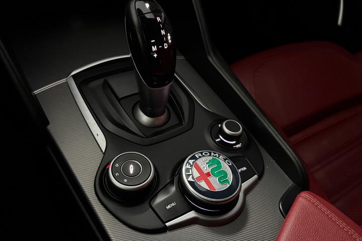 Rød Alfa Romeo Giulia fra 2017