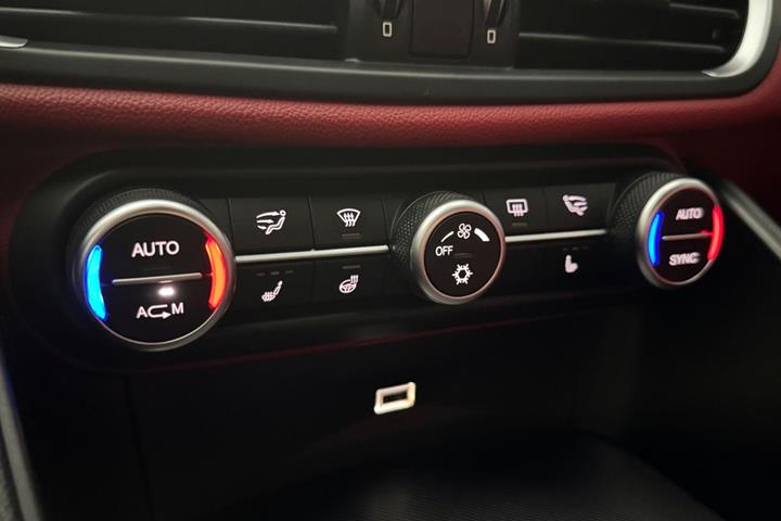 Rød Alfa Romeo Giulia fra 2017