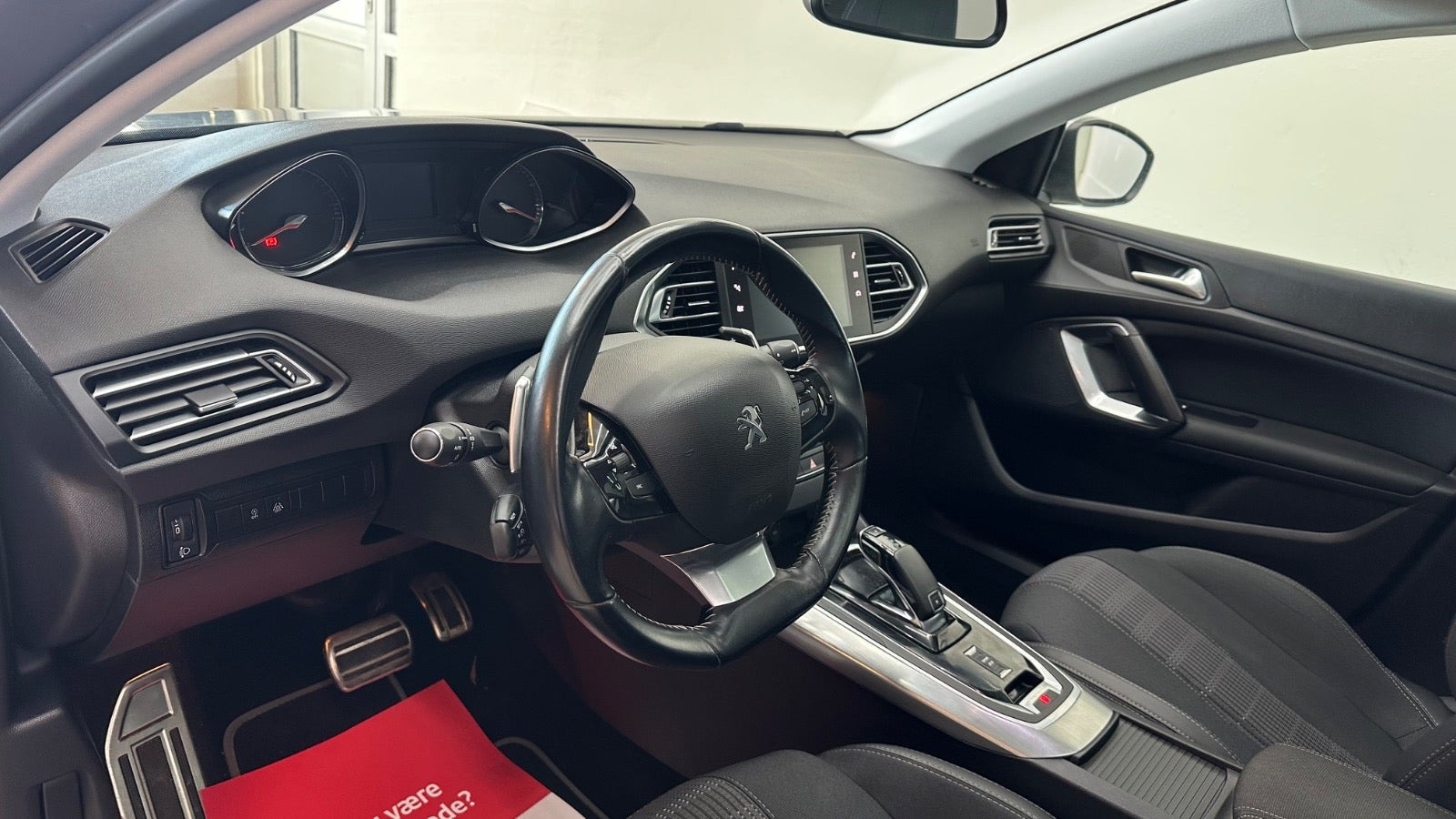 Sort Peugeot 308 fra 2019
