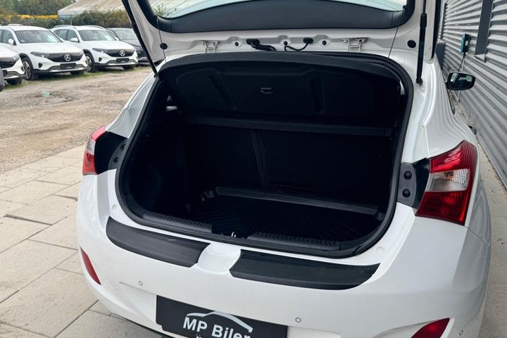 Hvid Hyundai i30 fra 2014