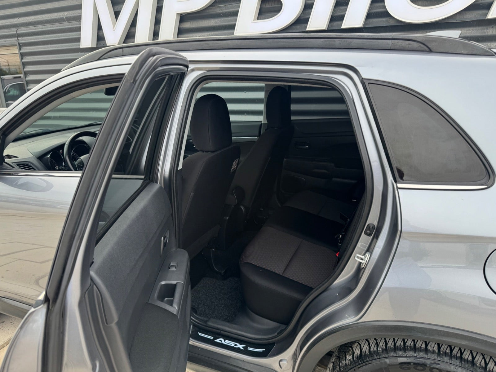 Grå Mitsubishi ASX fra 2017