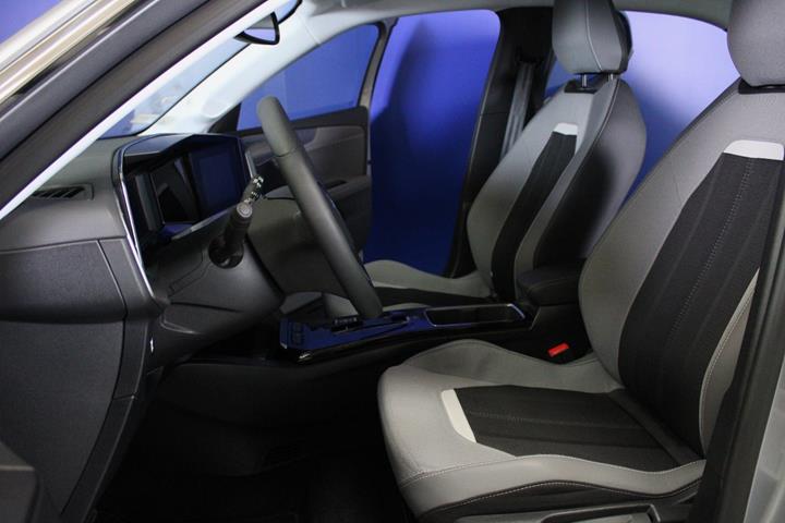 Sølv Opel Mokka-e fra 2024