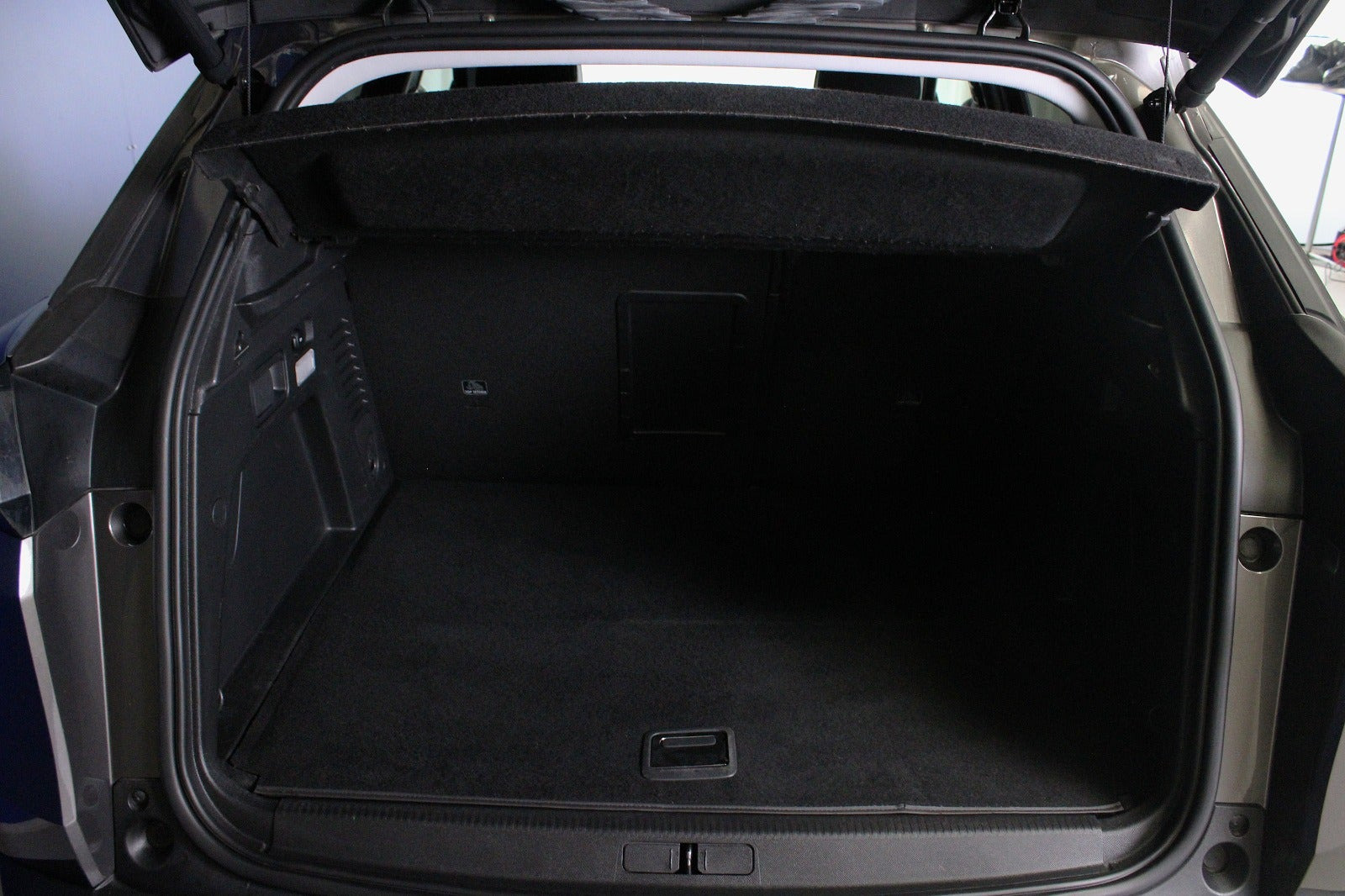 Grå Peugeot 3008 fra 2021