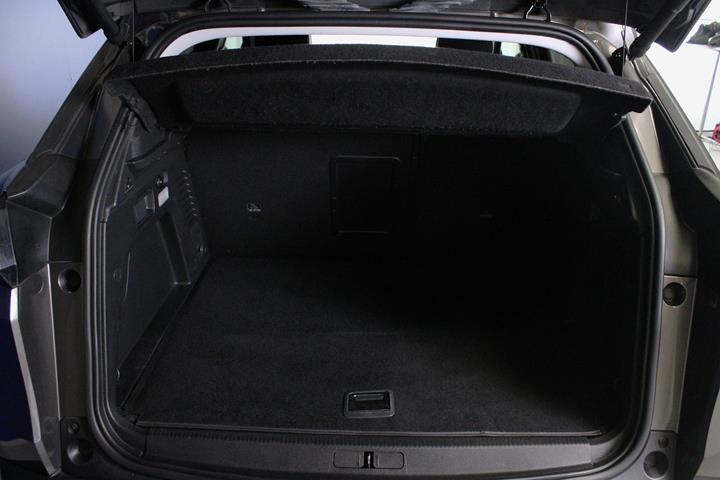 Grå Peugeot 3008 fra 2021