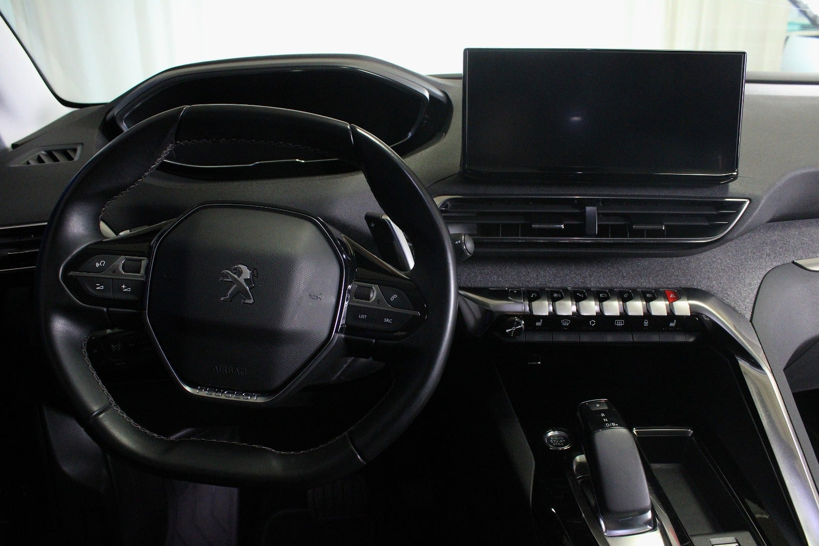 Grå Peugeot 3008 fra 2021