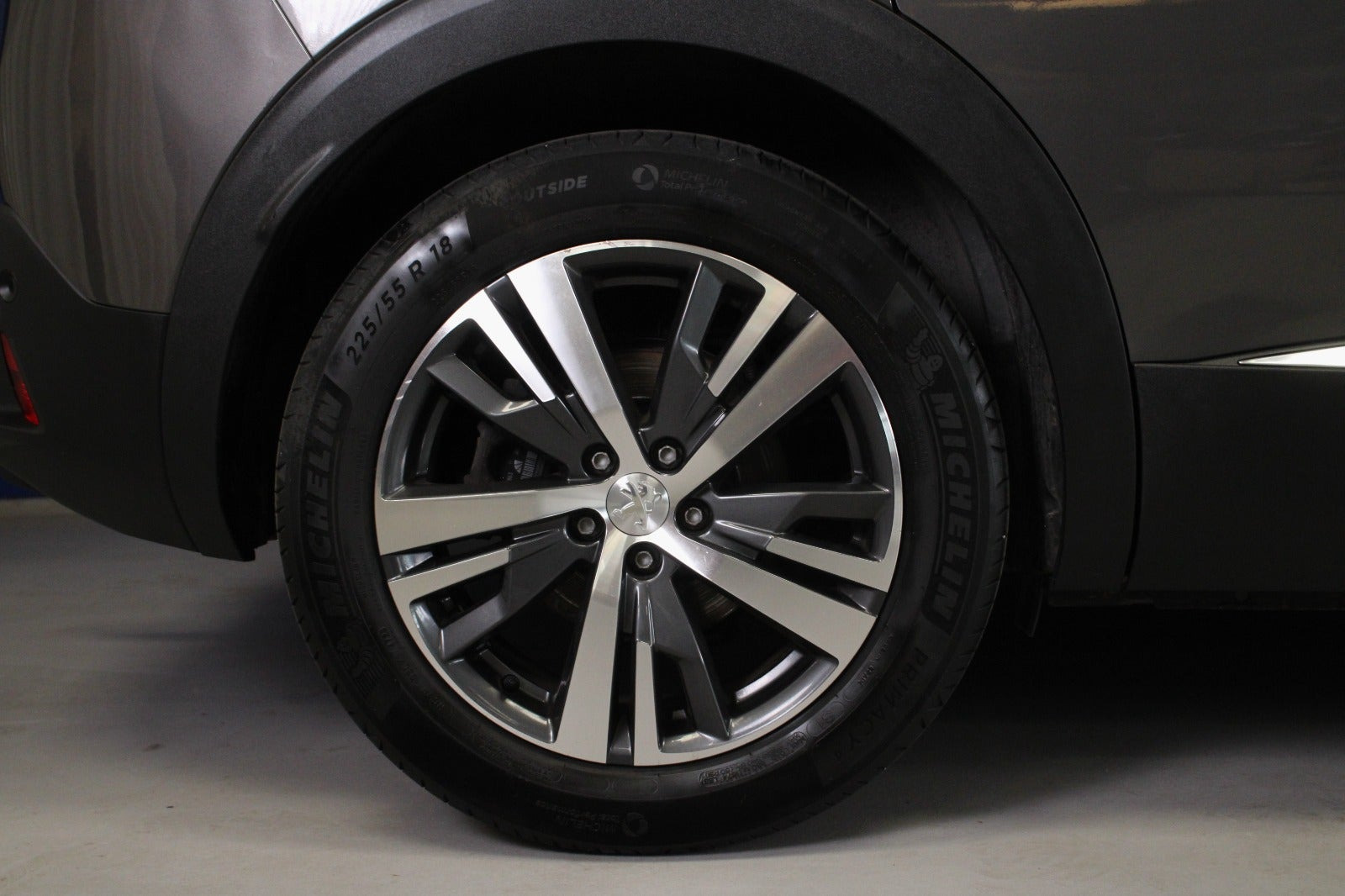 Grå Peugeot 3008 fra 2021